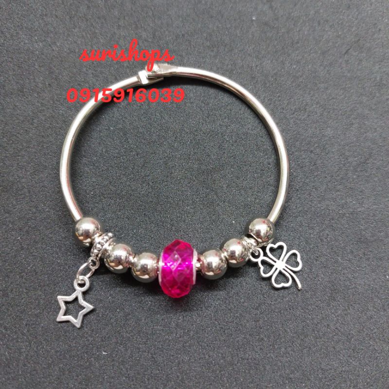 Vòng tay dạng kiềng đá màu nhân tạo mix charm