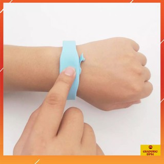 Vòng đeo tay đựng dung dịch sát khuẩn, vòng tay giúp rửa tay nhanh Giadungbpm