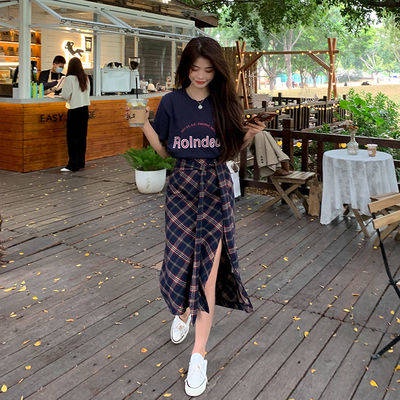 Mặc mùa xuân sớm, bộ nữ 2021 mới, in thời trang, tay áo ngắn, áo phông, nửa dài nhẹ nhàng, váy net hai mảnh màu đỏ