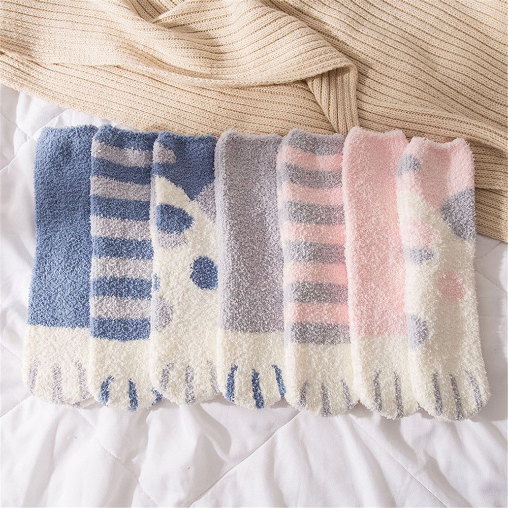 Đôi Vớ Nhung San Hô Mềm Dày Giữ Ấm Mùa Đông In Họa Tiết Dấu Chân Cún Dễ Thương