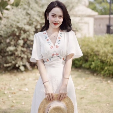 Váy trắng dáng dài cổ V thời trang Giian họa tiết thêu hoa - GV2507 | BigBuy360 - bigbuy360.vn