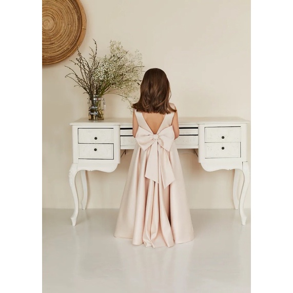 Đầm công chúa dài lưng V cho bé chất liệu phi nhật