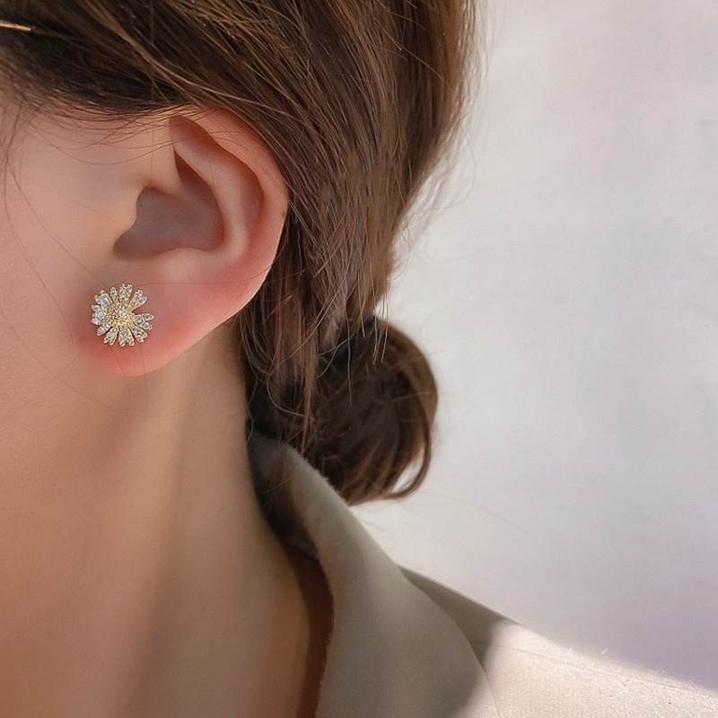 Đôi khuyên tai hình hoa cúc đính đá zircon phong cách Hàn Quốc cho nữ