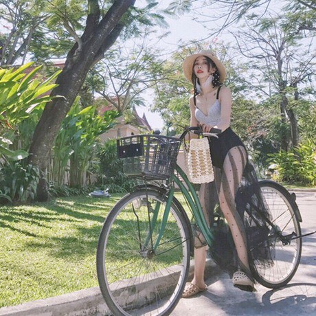 Bikini hai mảnh chấm bi phối váy voan