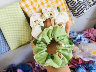 Cột tóc Scrunchies mẫu quả bơ