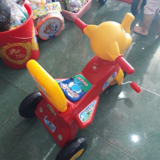 Xe ba bánh cho bé vận động