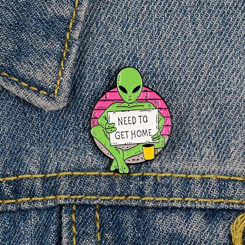 Pin cài áo người ngoài hành tinh alien ngồi WC đọc báo kênh 14 - GC466