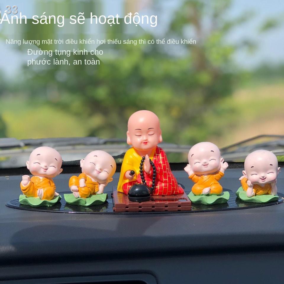 Bảng điều khiển trung tâm mới Trang trí ô tô bằng năng lượng mặt trời Lắc đầu búp bê Phụ kiện nội thất Nhà sư nhỏ X