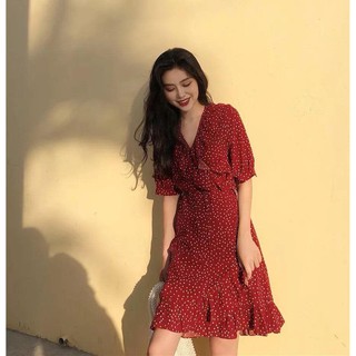 Váy đỏ chấm bi cô gái