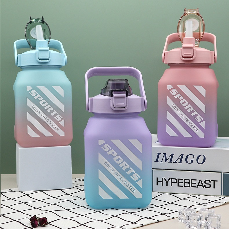 Bình Đựng Nước 1,5 Lít Có Kèm Dây (Tặng Kèm Sticker Dán 2D)