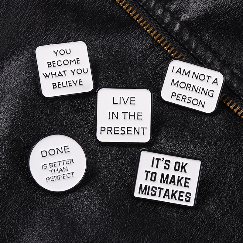 Huy hiệu cài áo thiết kế họa tiết chữ cái trẻ trung thời trang