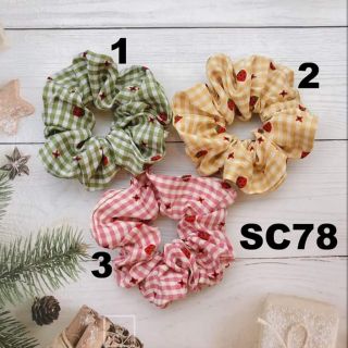 Cột scrunchies caro dâu nhí xinh xắn