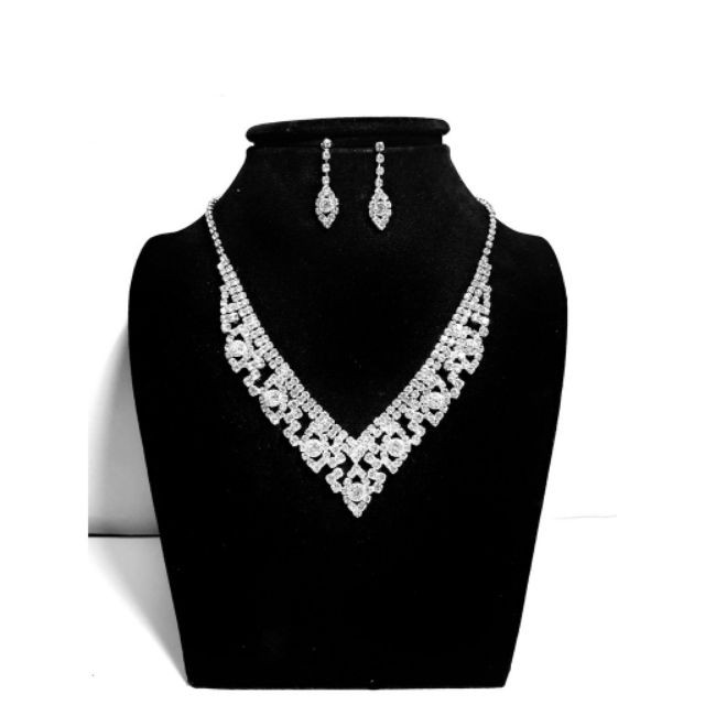 Vòng cổ da  trưng bày trang sức cao cấp