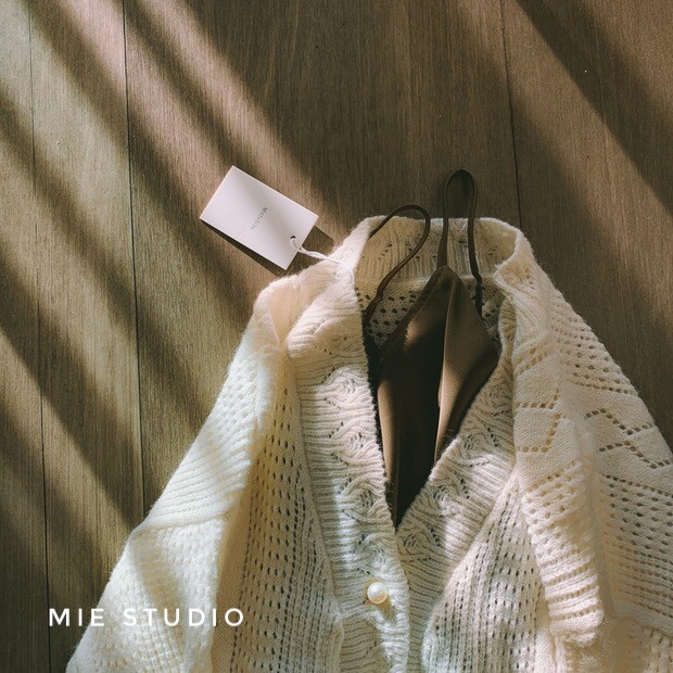 𝗺𝗶𝗲 𝘀𝘁𝘂𝗱𝗶𝗼 - Áo cardigan trắng sữa len đan x Váy 2 dây satin bóng