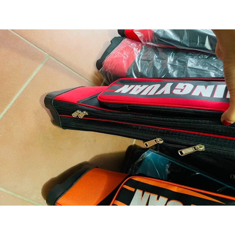 Bao đựng cần Daiwa gồm 2 ngăn chính và 2 ngăn phụ