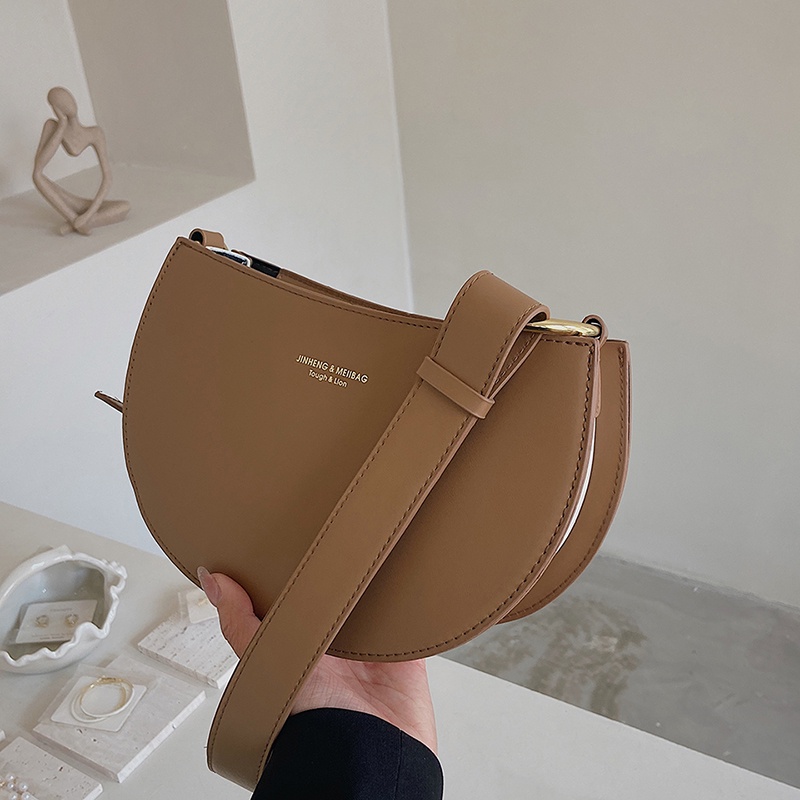 Túi đeo chéo IELGY màu trơn hình bán nguyệt phong cách Hàn Quốc cho nữ