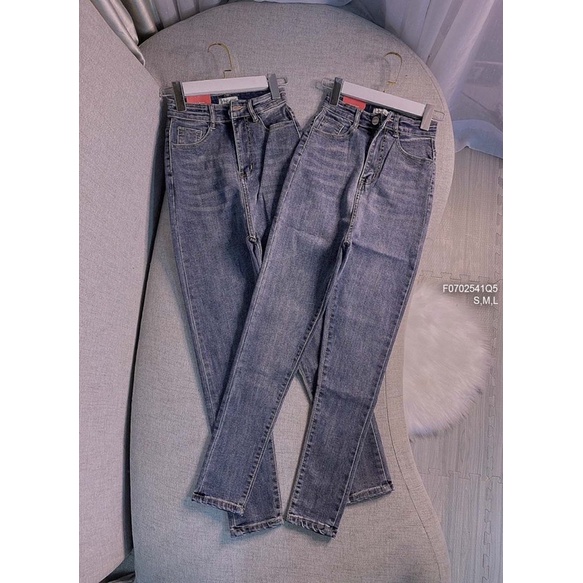 Quần jeans nhạt túi chữ
