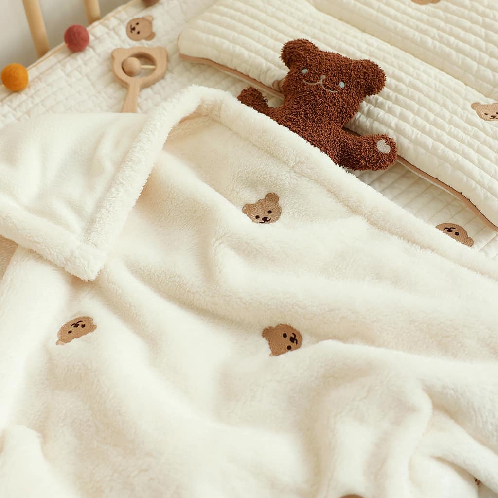 Chăn lông tuyết cho bé Chezbebe Hàn Quốc thêu hình Gấu, Thỏ cao cấp siêu mềm mịn | Chăn mùa đông cho bé