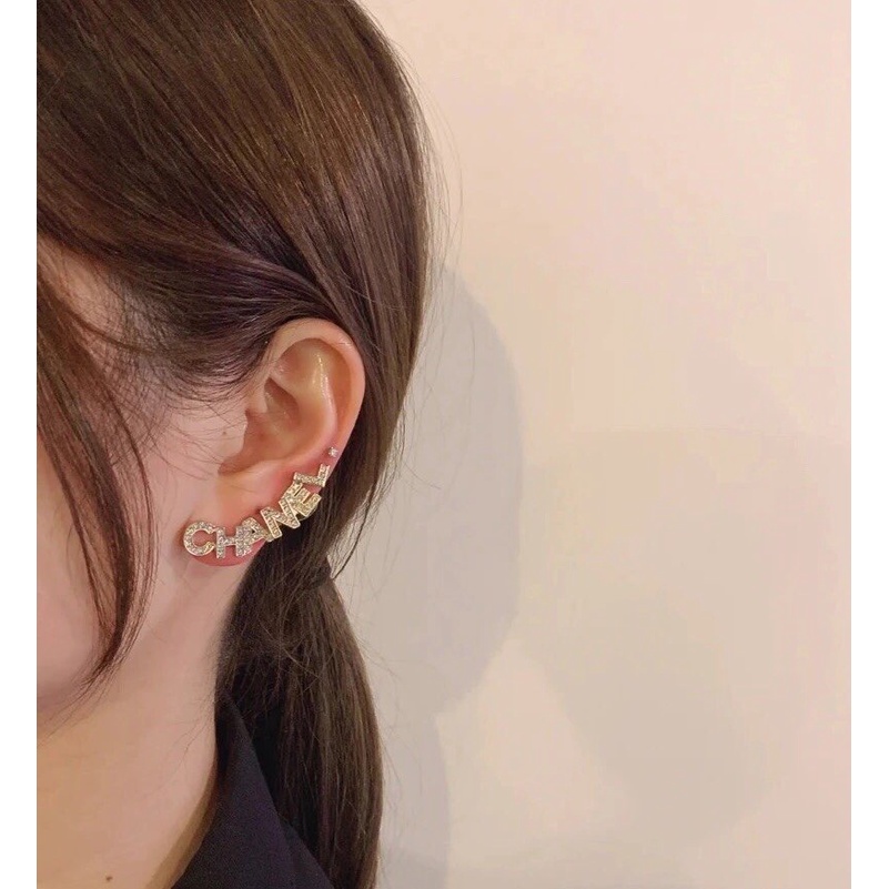 Khuyên Tai Dạng Tròn Bằng Thép Titan In Logo Thời Trang Dành Cho Nữ