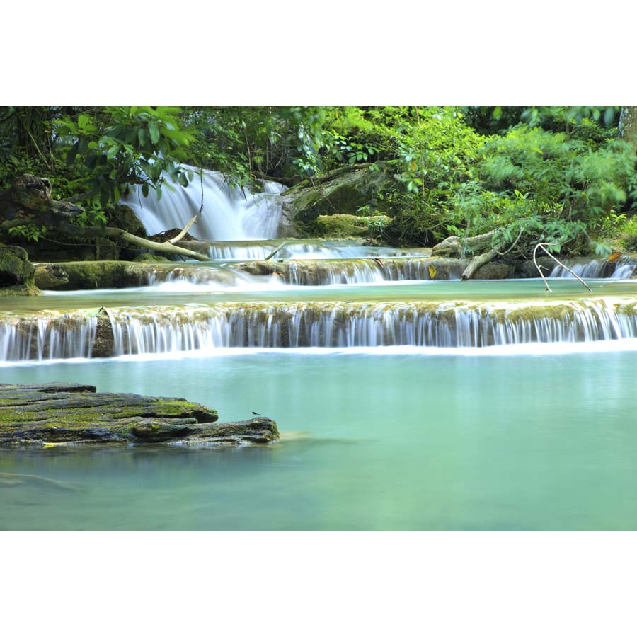 Tranh 3d thác nước chảy trong lành với thảm cỏ, rừng núi xanh ngắt, mây trắng bồng bềnh