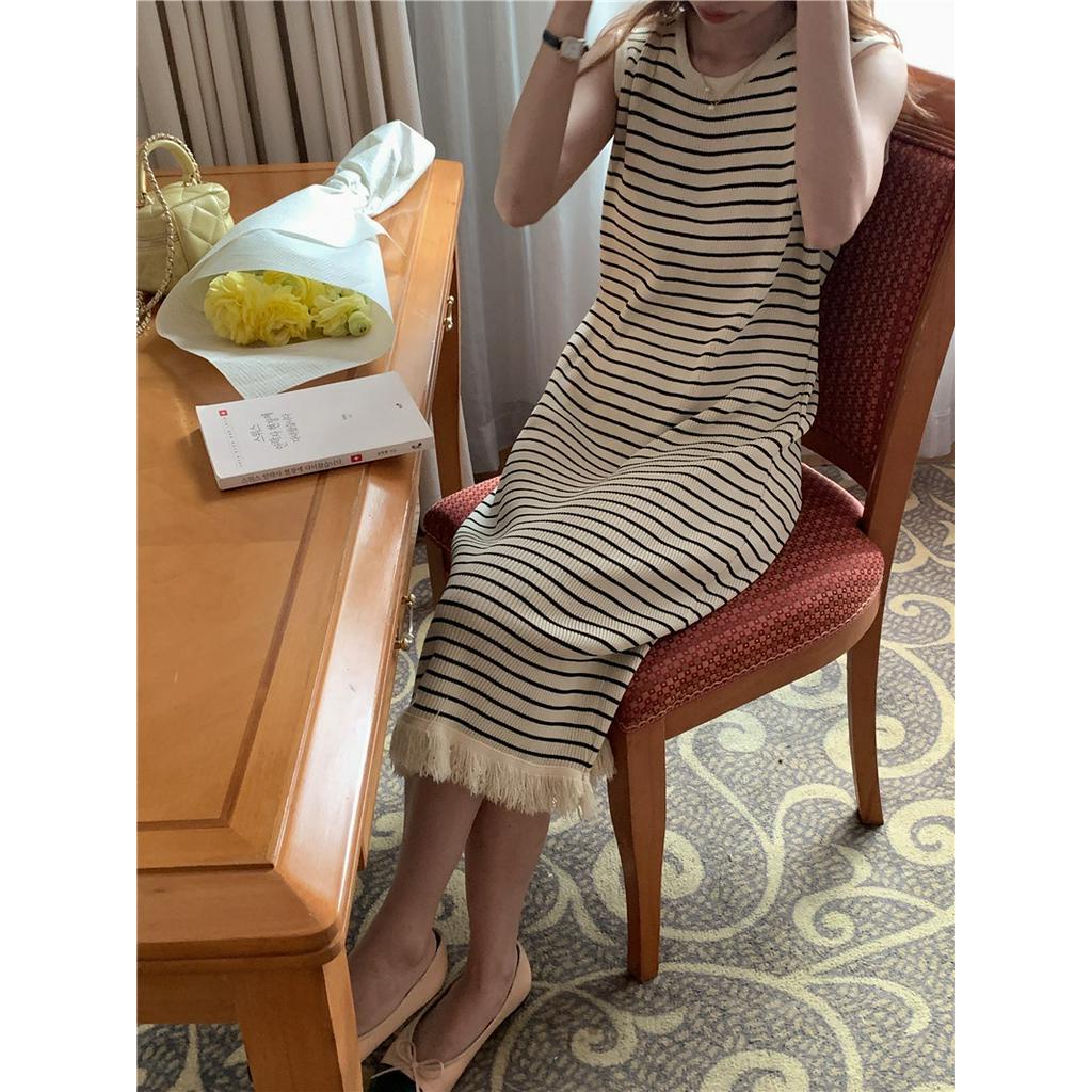 Đầm Dệt Kim Không Tay Cổ Tròn Họa Tiết Kẻ Sọc Phong Cách Mới 63089