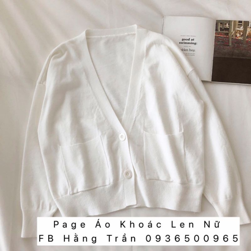 Áo khoác len dệt kim dáng lửng có túi chất mịn.