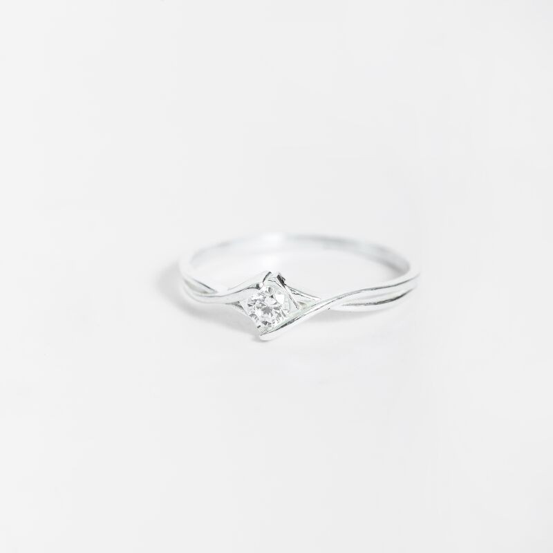 Nhẫn bạc nữ 925 có bảo hành Bling It thiết kế đơn giản, nữ tính với kiểu dáng vòng xoắn đính hạt đá BIN284
