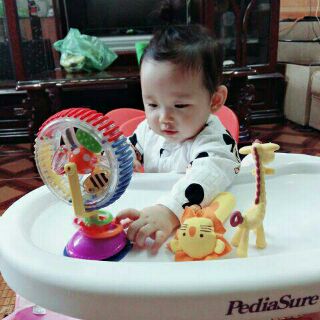 Đồ chơi bánh xe xúc xắc Sassy