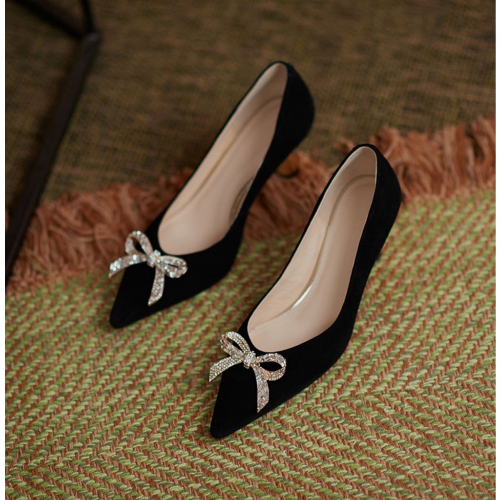 Giày cao gót mũi nhọn, cao 5p charm nơ đá, chất liệu da lộn, kiểu dáng trẻ trung-tiemgiaydazzling DA694