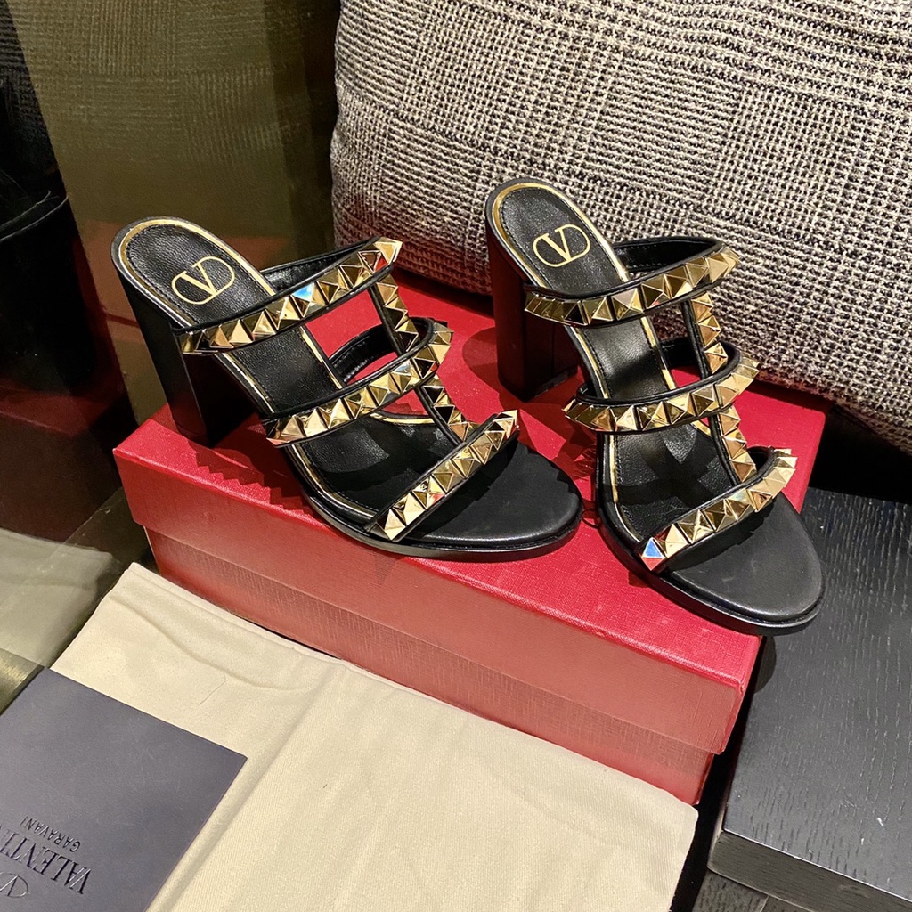 Xăng Đan Da Cừu Đính Đinh Tán Toàn Diện Kiểu Cổ Điển Valentino 2022