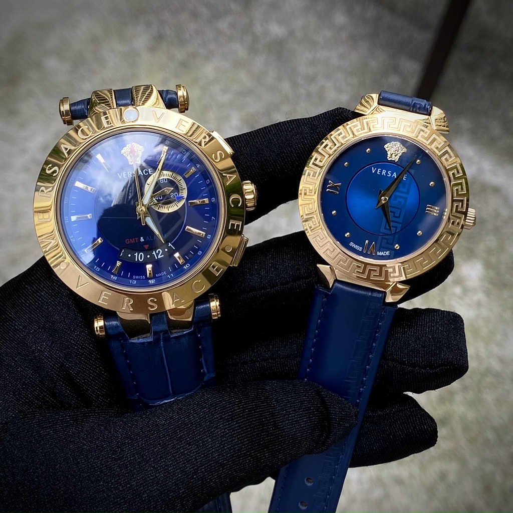 Đồng hồ Nam Versace V-Race 43mm, Nữ Versace Daphnis 34mm, dây da cá sấu, máy Swissquartz