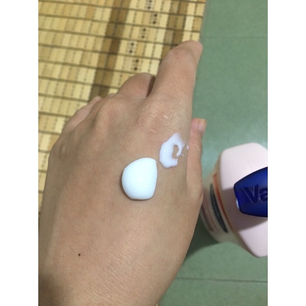 Lotion dưỡng thể trắng da Vaseline Healthy White UV Lightening 725mL