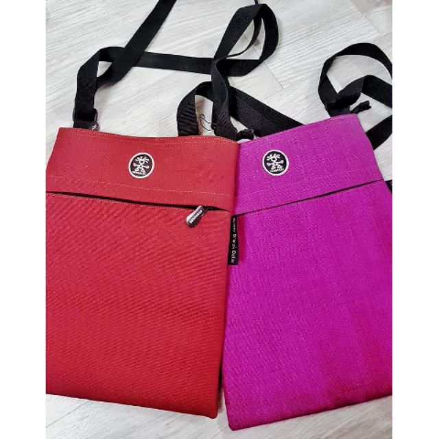 Túi đeo chéo CRUMPLER xuất xịn tiện ích đa nắng đựng ipad chống sốc vải dệt hồng, đỏ, xanh