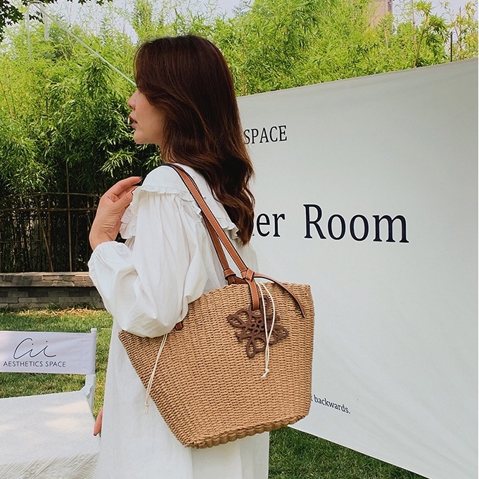 Túi cói cứng Tote đeo vai phối dây da - phụ kiện miếng gỗ