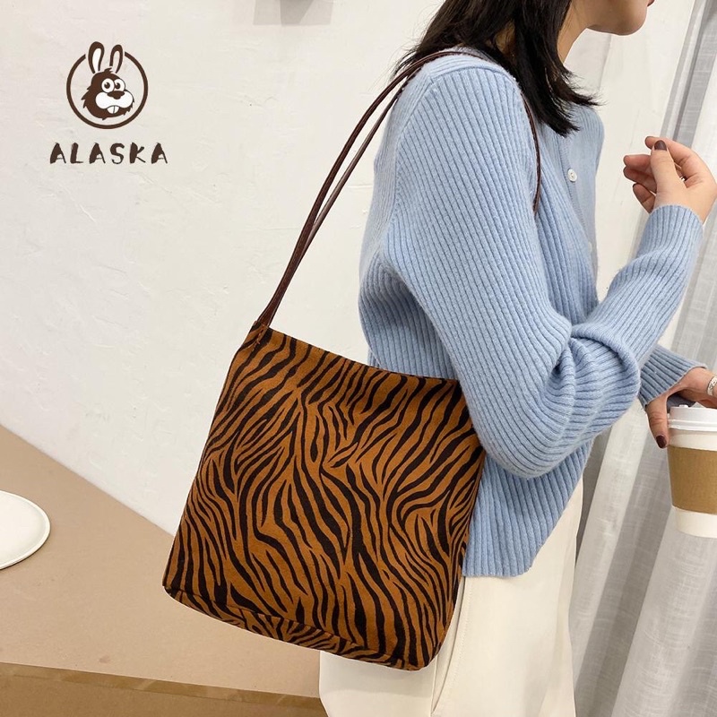 Túi tote hoạ tiết cá tính