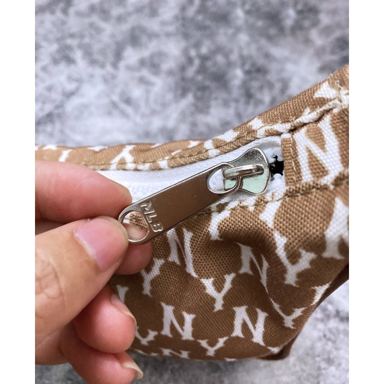 (HÀNG XUẤT XỊN) Túi xách B224 MONOGRAM JACQUARD HOBO BAG BROWN  Kích thước: 22 cm x 6 cm x 17 cm Made in Viet//nam