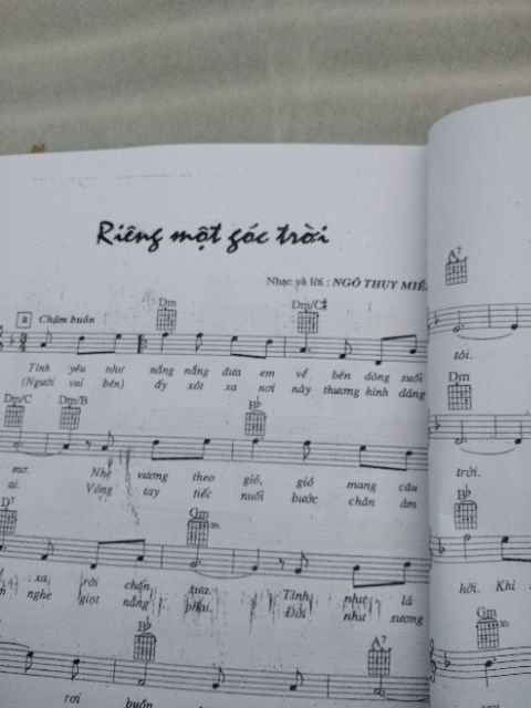 Đàn guitar đệm hát