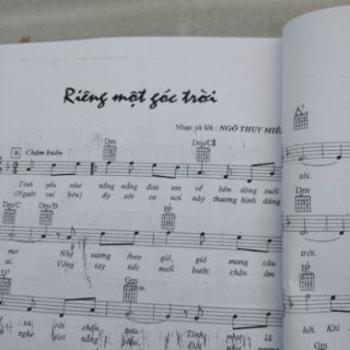 đàn guitar đệm hát