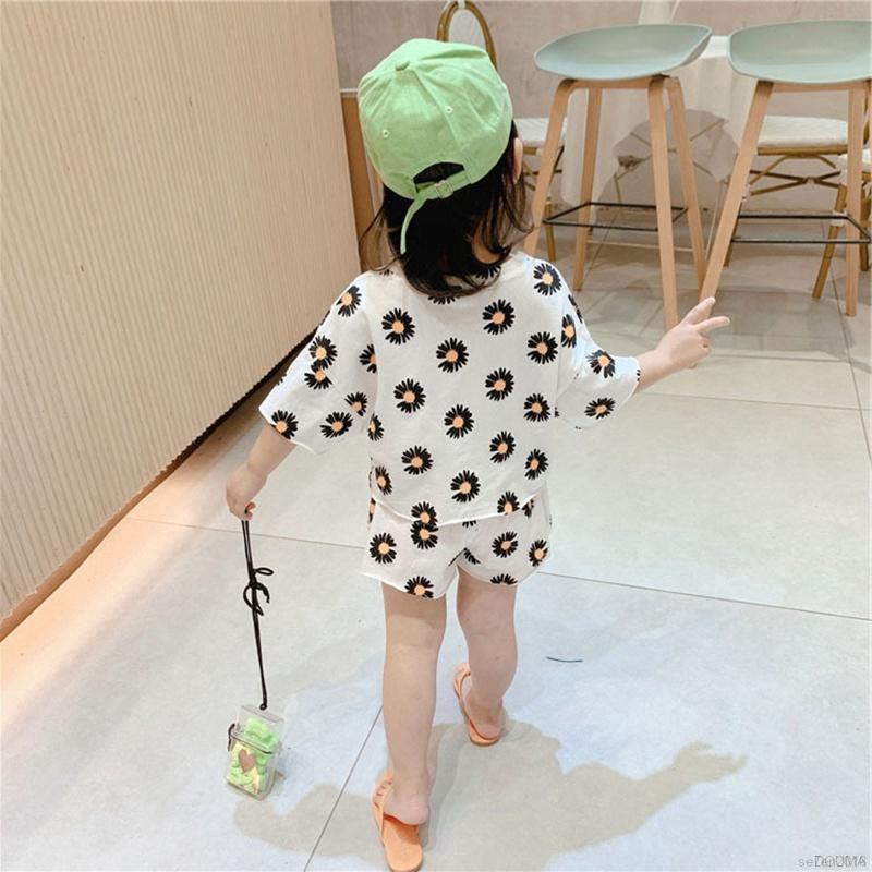 Bộ áo thun tay ngắn in hoa cúc và quần đùi cho bé gái