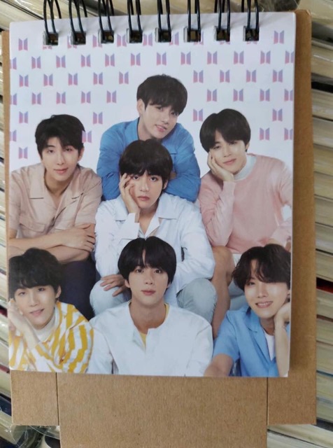Lịch để bàn BTS.  Zalo
