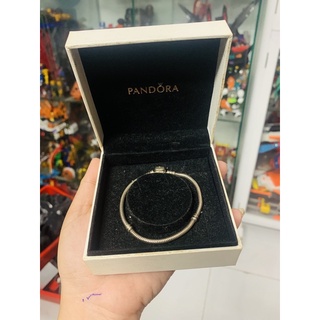 Vòng tay bạc mềm Pandora Moments với khóa trụ