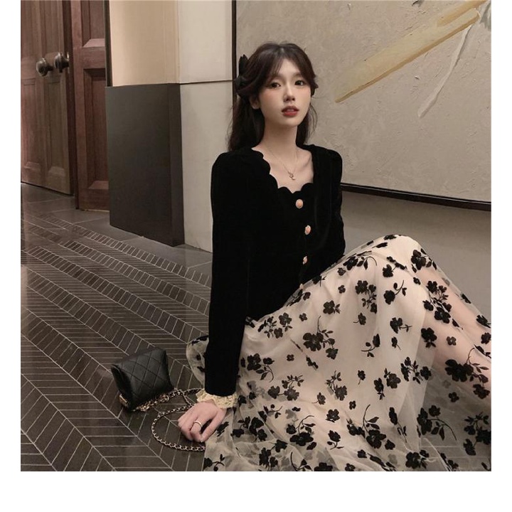 Set áo sơ mi nhung màu đen phối chân váy hoa phong cách Pháp thời trang mùa thu 2021