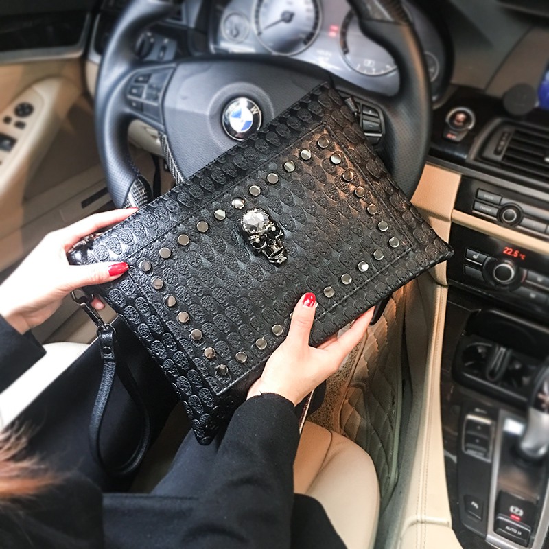 Túi clutch cầm tay đính đinh tán cá tính cho nam nữ | BigBuy360 - bigbuy360.vn
