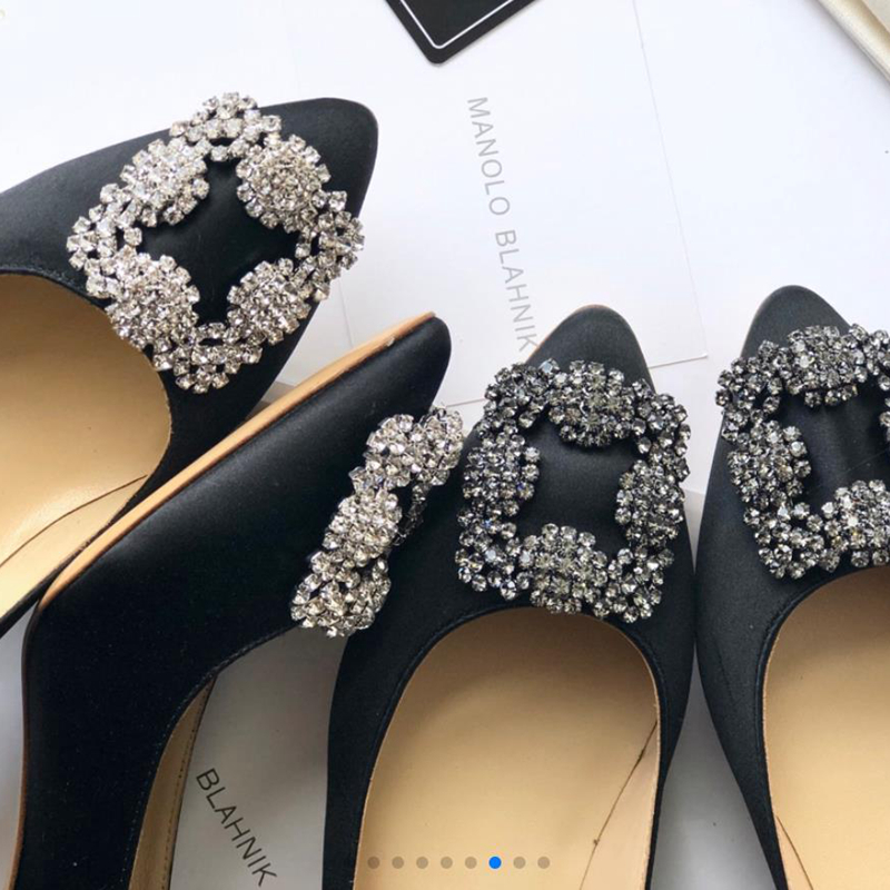 Giày Cao Gót Mũi Nhọn Màu Đen Đính Đá Phong Cách Hàn Quốc