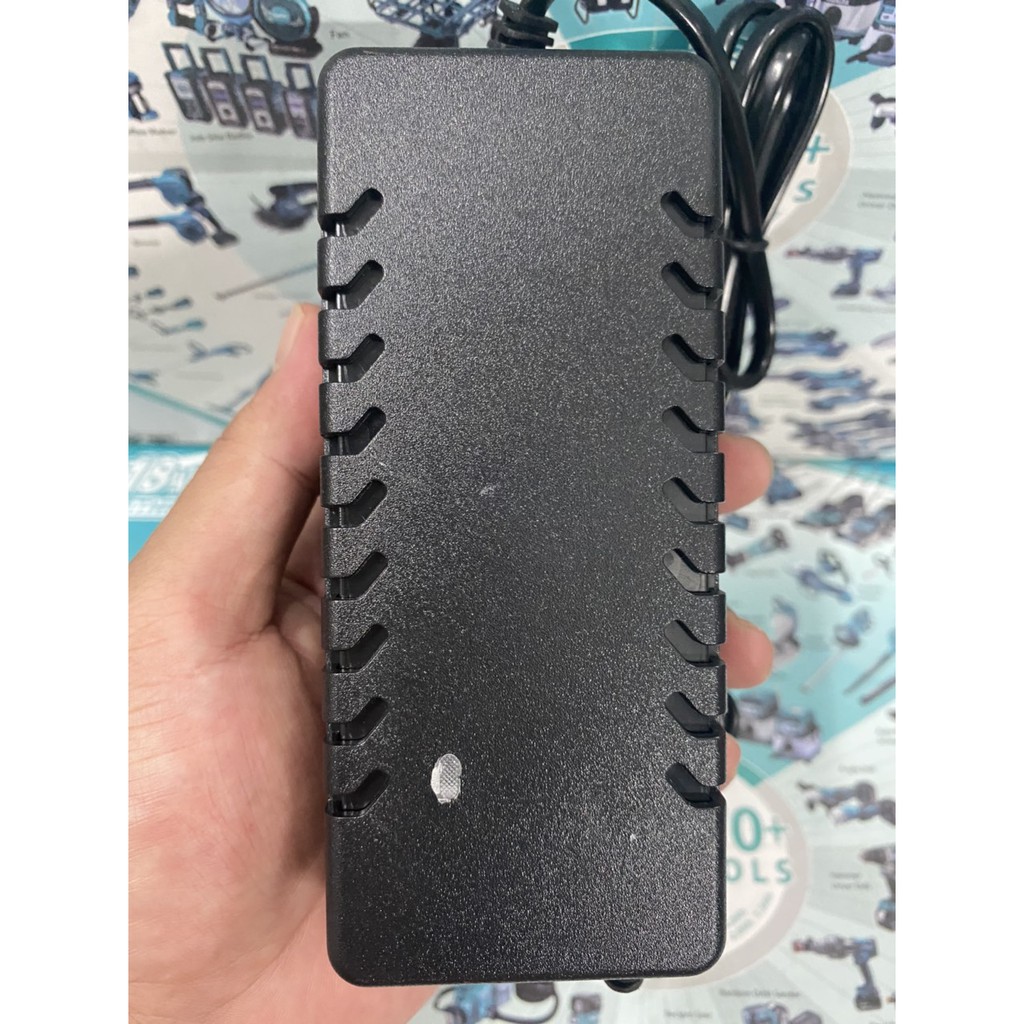 Sạc 7S 29.4V - 5A pin Li-ion , có quạt tản nhiệt và đèn báo đầy pin. BN.