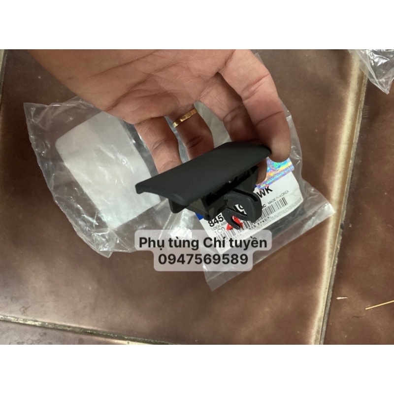 Tay - lẫy mở cốp phụ Hyundai Getz
