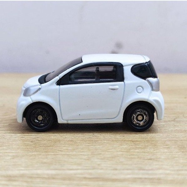 Xe ô tô mô hình Tomica Toyota IQ no.28 - Full Hộp