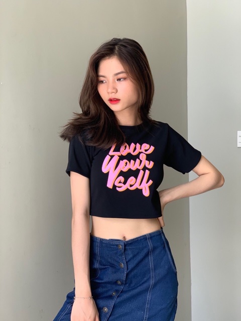 Áo crop in chữ love yourself