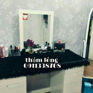 Thảm lông đen trải bàn makeup