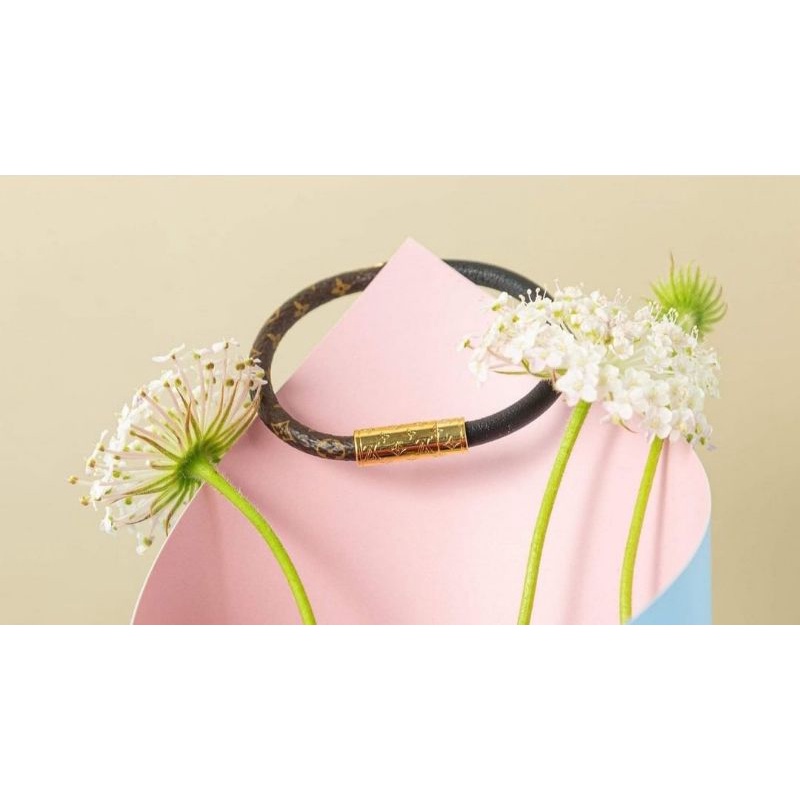 Vòng tay Louis Vuitton da canvas LV